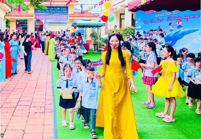  Trường Tiểu học Chũ số 1 (phường Chũ) đón học sinh lớp 1 tới trường. 