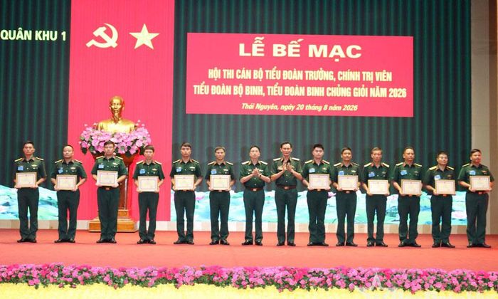  Các đồng chí lãnh đạo Bộ Tư lệnh Quân khu 1 trao Giấy khen cho những cá nhân xuất sắc tại hội thi. 