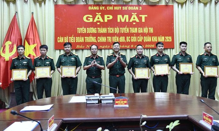  Các đồng chí lãnh đạo Sư đoàn 3 tuyên dương Đội tuyển tham gia hội thi. 