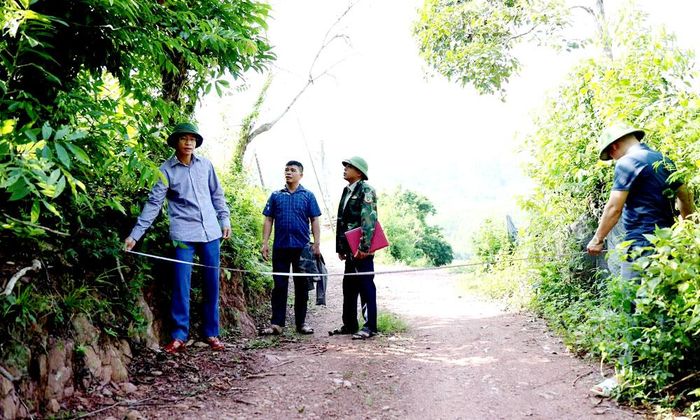 Cán bộ xã Đại Sơn phối hợp khảo sát thực trạng đường giao thông nông thôn tại các thôn.