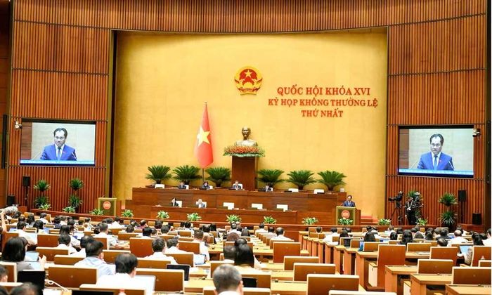  Toàn cảnh phiên họp sáng 21/8. 