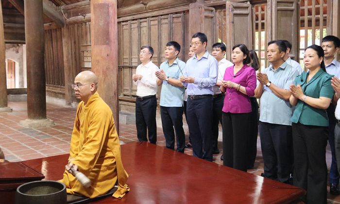 Các đại biểu dâng hương tại chùa Bút Tháp.