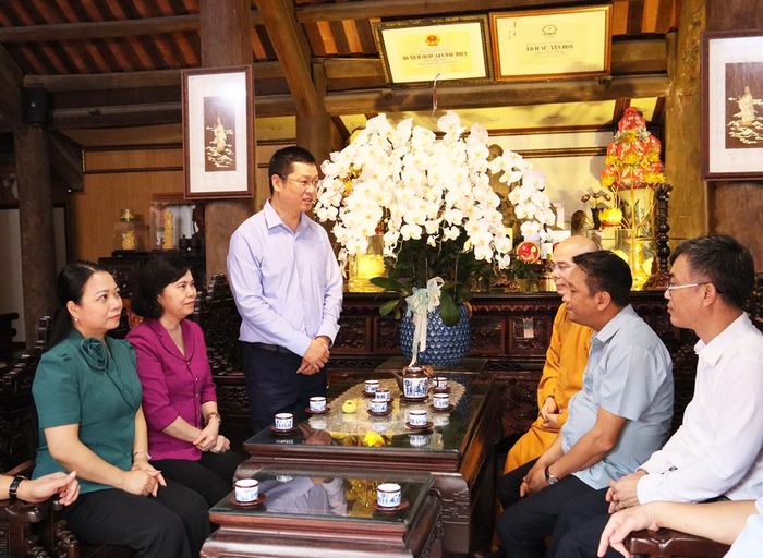 Đồng chí Trần Huy Phương gửi lời chúc mừng tới Thượng tọa Thích Thanh Sơn cùng các tăng ni, phật tử nhân lễ Vu Lan.