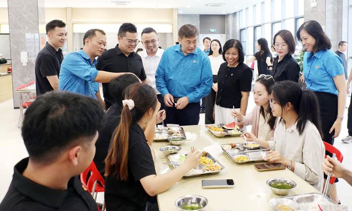 Các thành viên đoàn công tác khảo sát chất lượng bữa ăn ca cho công nhân tại nhà ăn của doanh nghiệp.