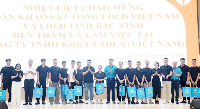 Đoàn công tác và lãnh đạo doanh nghiệp trao quà cho công nhân hoàn cảnh khó khăn.