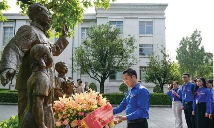 Đoàn dâng hương tưởng niệm trước tượng đài Bác Hồ.