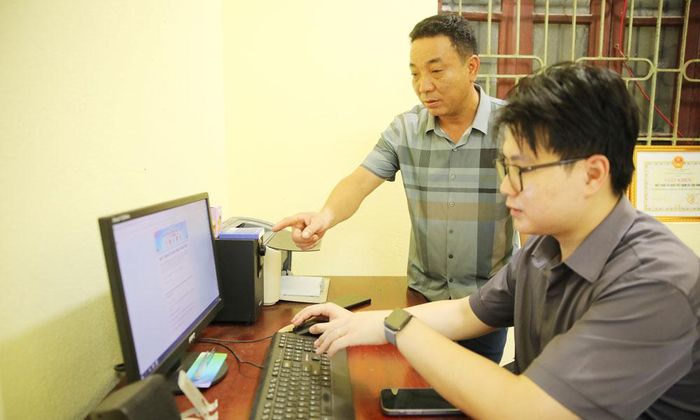 Cán bộ Ủy ban MTTQ và Hội Nông dân xã Tân Dĩnh tiếp nhận ý kiến của người dân thông qua mô hình "Mặt trận số lắng nghe Nhân dân".