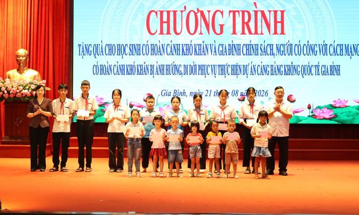  Phó Chủ tịch Hội đồng hương Bắc Ninh tại Hà Nội Hoàng Thanh Khiết và Chủ tịch Ủy ban MTTQ tỉnh Nguyễn Thị Hà trao quà cho học sinh tại xã Gia Bình.  