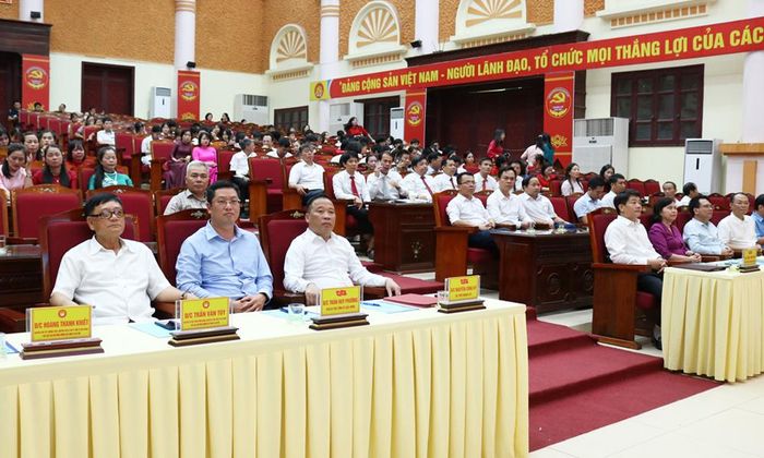  Các đại biểu dự chương trình trao tặng quà tại xã Gia Bình.  