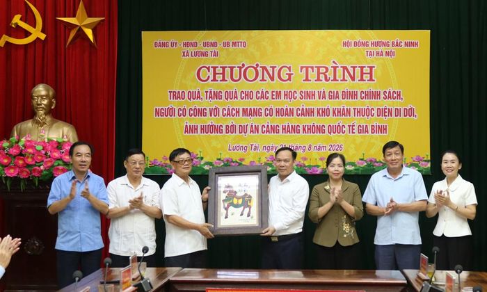  Lãnh đạo Hội đồng hương Bắc Ninh tại Hà Nội tặng quà Đảng ủy, HĐND, UBND xã Lương Tài.  