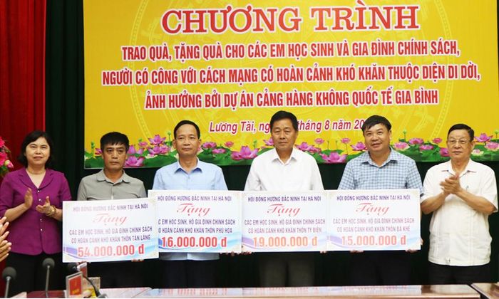  Phó Chủ tịch Hội đồng hương Bắc Ninh tại Hà Nội Hoàng Thanh Khiết và Phó Chủ tịch Thường trực HĐND tỉnh Trần Thị Hằng trao quà cho đại diện các thôn thuộc xã Lương Tài.  