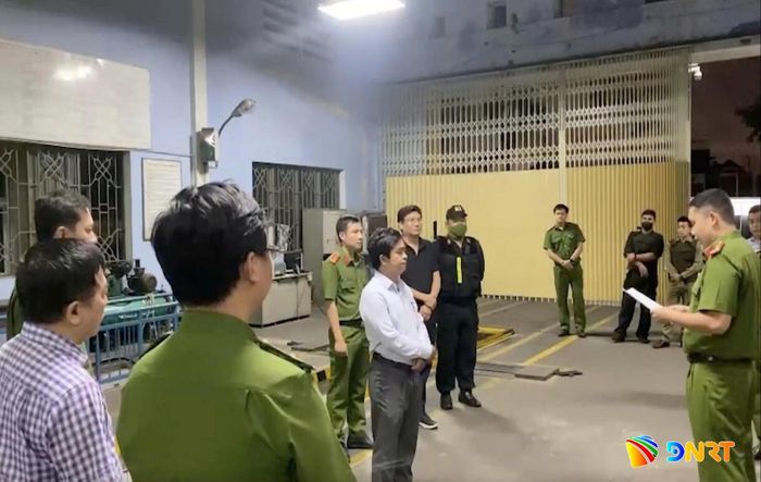 Cơ quan Cảnh sát điều tra Công an thành phố tống đạt Quyết định khởi tố vụ án, Quyết định khởi tố bị can, Lệnh bắt tạm giam đối với bị can trong vụ án Môi giới hối lộ, Nhận hối lộ xảy ra tại Công ty TNHH Đăng kiểm xe cơ giới Đà Nẵng (43-05D) vào năm 2022.