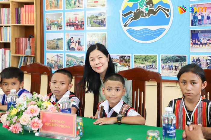Học sinh các xã miền núi háo hức vào học ngôi trường mới. Ảnh NGỌC PHÚ