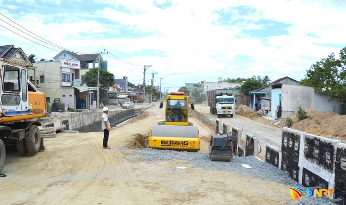 Đắp đường dẫn phía đông cầu vượt đường sắt. Ảnh: CÔNG TÚ
