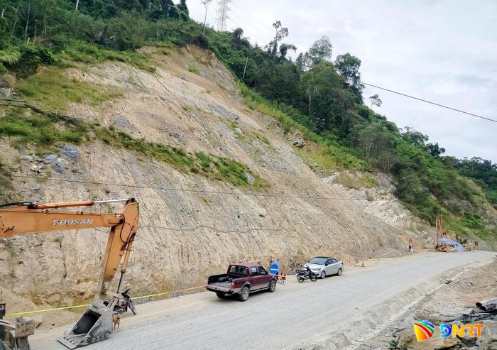 Sau khi hoàn thành khoan cọc nhồi, nhà thầu sẽ thi công tường chắn mái taluy dương lý trình lý trình km84+500 - km84+700. Ảnh: CÔNG TÚ