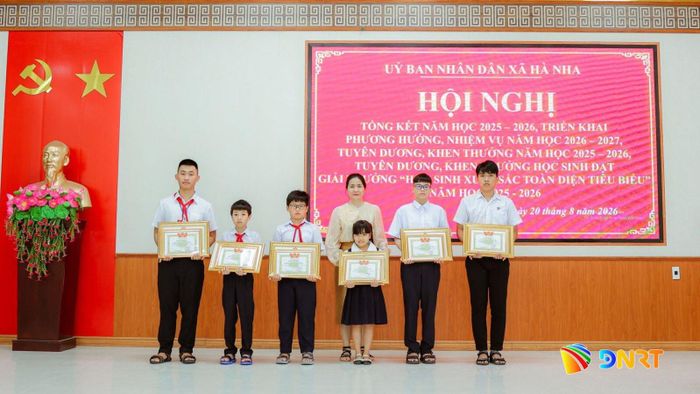 Lãnh đạo UBND xã Hà Nha trao tặng giấy khen cho học sinh xuất sắc toàn diện tiêu biểu năm học 2025 - 2026. Ảnh: KHẢI KHIÊM - HỨA MẬN