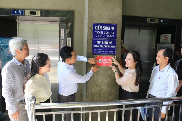 Đại diện các đơn vị, địa phương gắn biển cấm thuốc lá tại các vị trí trong Khu di tích danh thắng Ngũ Hành Sơn. Ảnh: CDC