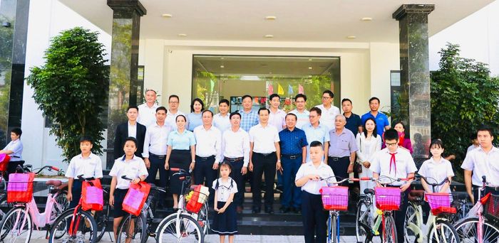 Ủy ban MTTQ Việt Nam phường An Khê tặng xe đạp cho học sinh có hoàn cảnh khó khăn trước thềm năm học mới 2026-2027. Ảnh: ĐVCC