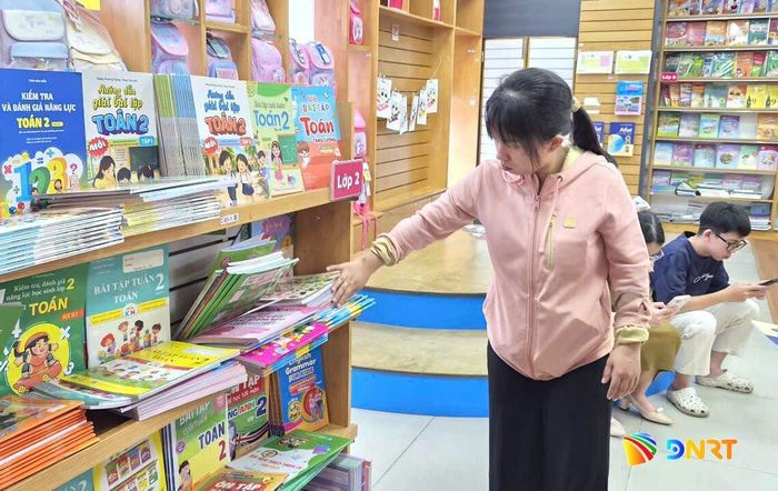 Phụ huynh tìm sách giáo khoa tại một nhà sách đường Lê Duẩn.