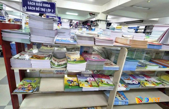 Gian hàng sách giáo khoa lớp 2 chỉ còn 1-2 đầu sách, còn lại là sách bài tập.