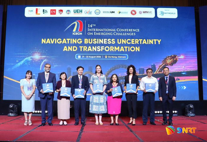 Ban tổ chức tặng quà cho các đại biểu trình bày tham luận tại hội thảo. Ảnh: QUỐC TUẤN