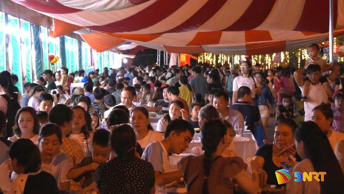 Đông đảo người dân tham gia chương trình. Ảnh: T.K