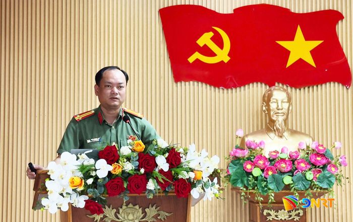 Báo cáo viên Phòng An ninh mạng và phòng, chống tội phạm sử dụng công nghệ cao (Công an thành phố) tuyên truyền tại hội nghị. Ảnh: ĐẮC MẠNH
