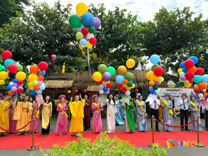 Đại biểu thực hiện nghi thức thả bong bóng bay vì hòa bình tại lễ khai mạc. Ảnh: QUỐC TUẤN