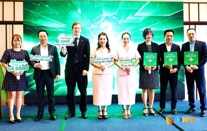 Đại diện Chi hội Khách sạn Đà Nẵng và các cơ sở lưu trú cam kết đồng hành thực hiện Bộ tiêu chí cơ sở lưu trú du lịch xanh Đà Nẵng. Ảnh: NGỌC HÀ