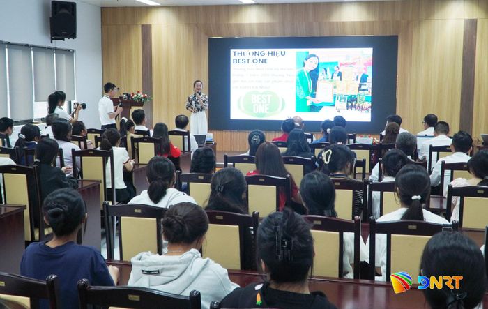 Thầy cô và sinh viên Trường Đại học Kinh tế, Đại học Đà Nẵng lắng nghe chủ thể OCOP chia sẻ về mô hình thực tiễn. Ảnh: PHAN VINH