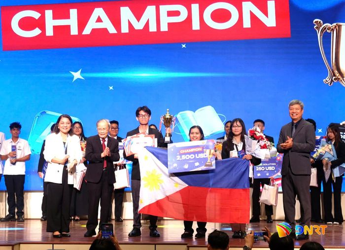 Phó Chủ tịch UBND thành phố Hồ Quang Bửu (phải) trao giải cho đội vô địch cuộc thi ASEAN AI Hackathon 2026 (AAIH 2026). Ảnh: NGỌC HÀ
