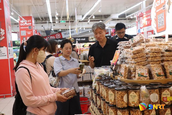 Khách du lịch tham quan, mua sắm quầy hàng OCOP tại một siêu thị ở Đà Nẵng. Ảnh: HỮU ANH