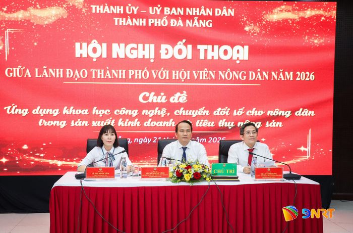 Các đồng chí lãnh đạo chủ trì hội nghị đối thoại. Ảnh: NGỌC PHÚ