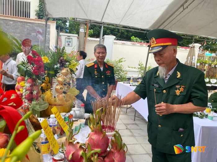 Các cựu chiến binh thắp hương tưởng nhớ những đồng đội đã ngã xuống cho sự nghiệp đấu tranh giải phóng dân tộc. Ảnh: KHÁNH LINH