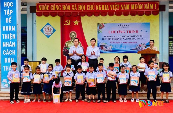 Đợt 1 của chương trình, xã Bà Nà đã trao sách cho 150 học sinh trên địa bàn. Ảnh: KHÁNH LINH