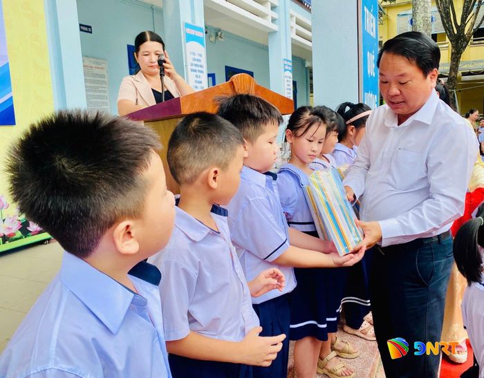 Trao sách cho học sinh khó khăn tại Trường Tiểu học Hòa Ninh sáng 21/8.