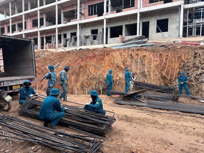 Chi đoàn quân sự phường Hải Vân đóng góp ngày công xây dựng trường phổ thông nội trú liên cấp tại xã Avương. Ảnh: Đơn vị cung cấp