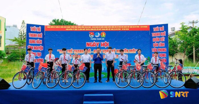 Trao xe đạp cho học sinh nỗ lực vượt khó tại phường Thanh Khê. Ảnh: T.HƯƠNG