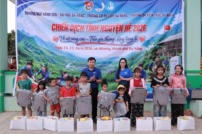 Trao quà cho học sinh có hoàn cảnh khó khăn tại xã Avương. Ảnh: Đơn vị cung cấp