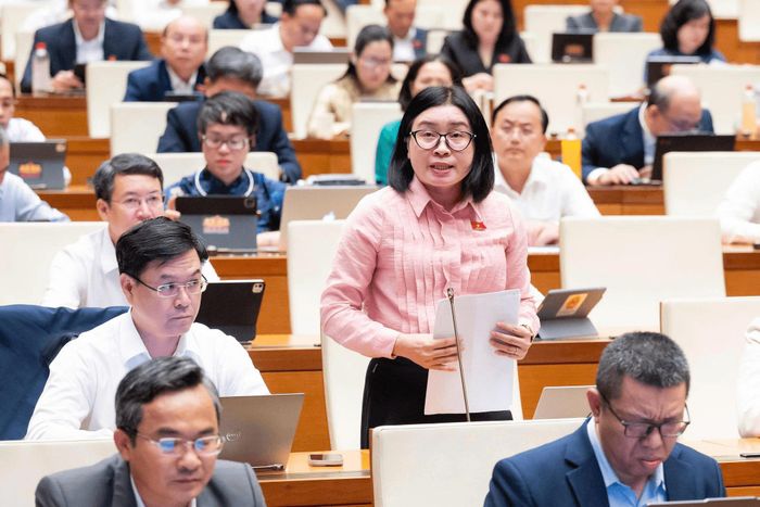 Đại biểu Phan Thị Thúy Linh, Đoàn đại biểu Quốc hội thành phố Đà Nẵng thảo luận tại hội trường chiều 21/8. Ảnh: Quốc hội