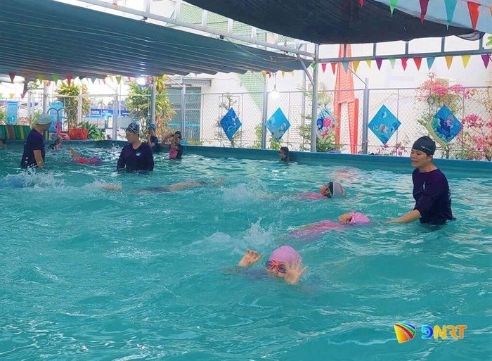 Thông qua lớp tập huấn, học viên sẽ nắm kỹ những kiến thức để tổ chức các lớp dạy bơi ở cơ sở đạt hiệu quả cao hơn. TRONG ẢNH: Trẻ em học bơi tại Cung Thiếu nhi Đà Nẵng trong hè 2026. Ảnh: THÀNH DANH