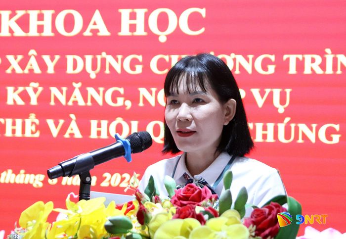 Chủ tịch Hội Nông dân thành phố Đà Nẵng Lê Thị Minh Tâm tham luận tại hội thảo. Ảnh: TRỌNG HUY