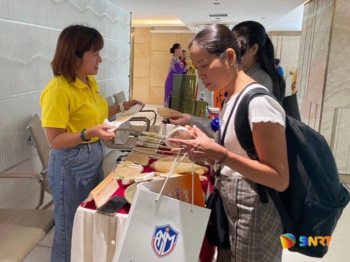 Trưng bày các sản phẩm công nghệ tại diễn đàn. Ảnh: KHÁNH LINH