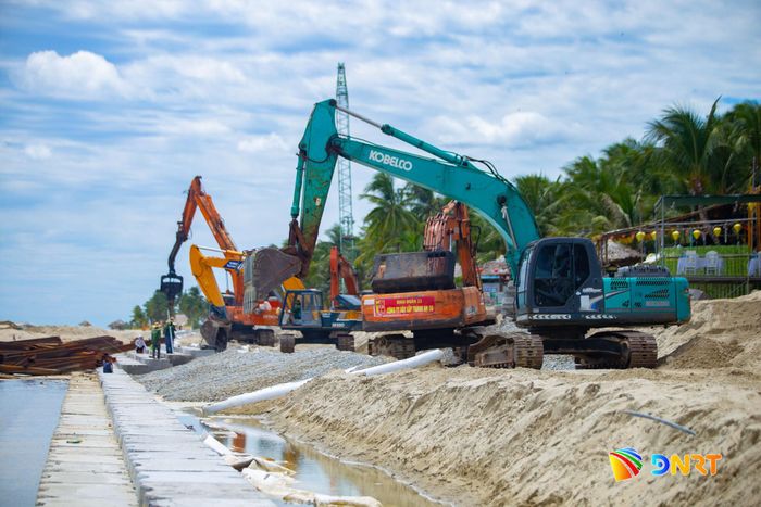Hiện công trường dự án huy động khoảng 80 công nhân làm việc, được tổ chức thành 3 ca mỗi ngày, gồm ca sáng, ca trưa và ca tối nhằm đẩy nhanh tiến độ thi công. Ảnh: BẢO LÂM