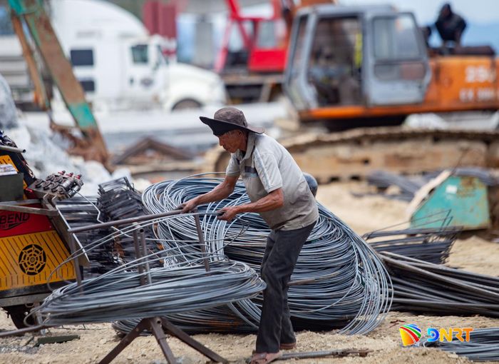 Trên công trường hiện có nhiều mũi thi công được tổ chức đồng thời, gồm đóng cừ ván, đổ bê tông, gia công cốt thép... Ảnh: BẢO LÂM
