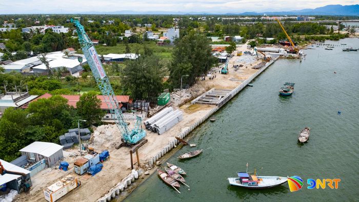 Ngày 15/6, UBND thành phố Đà Nẵng ban hành Quyết định số 2626/QĐ-UBND phê duyệt dự án khắc phục khẩn cấp tuyến kè bảo vệ sông Thu Bồn khu vực An Lương, xã Duy Nghĩa. Ảnh: BẢO LÂM