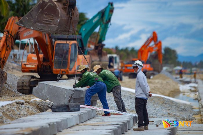 Ghi nhận vào ngày 21/8, tại khu vực đang có khoảng 24 - 25 phương tiện máy móc các loại được đưa vào thi công. Ảnh: BẢO LÂM
