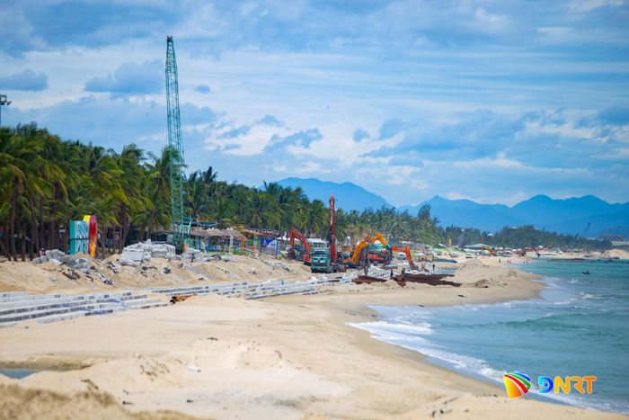 Tại bờ biển Hội An, dự án xây dựng hệ thống kè chống xói lở với tổng chiều dài khoảng 1.950m, trải dài qua nhiều khu vực ven biển thuộc phường Hội An Đông và Hội An Tây. Ảnh: BẢO LÂM