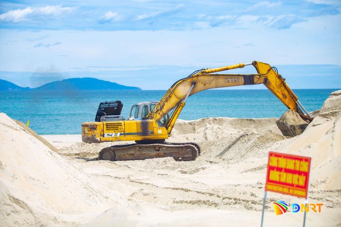 Đơn vị thi công tiến hành bồi lấp cát, từng bước hoàn trả hiện trạng bãi cát phục vụ hoạt động tắm biển và du lịch. Ảnh: BẢO LÂM