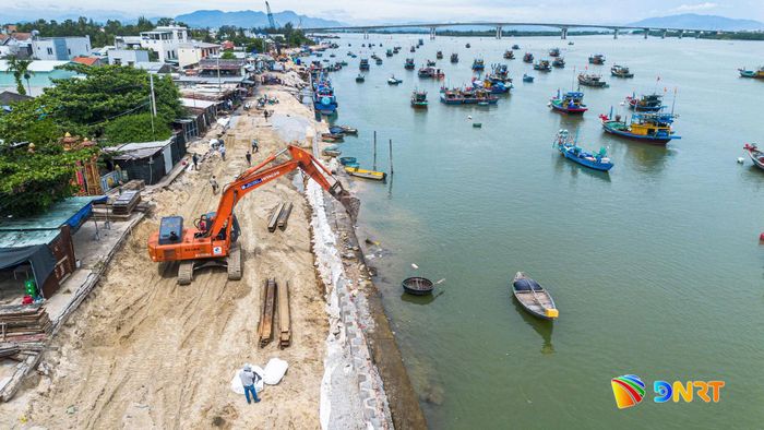 Các nhà thầu đồng loạt triển khai thi công các hạng mục đóng cừ larsen, đúc cọc neo, tập kết vật liệu đến công trường. Ảnh: BẢO LÂM
